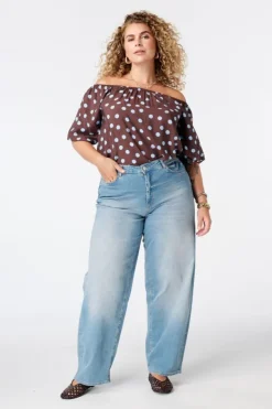 Blouse à pois épaules dénudées