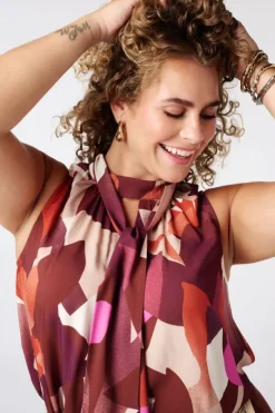 Blouse satinée à col montant