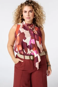 Blouse satinée à col montant