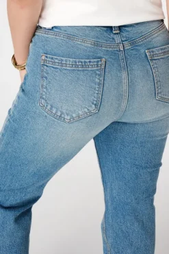 Jean à jambe droite et taille moyenne