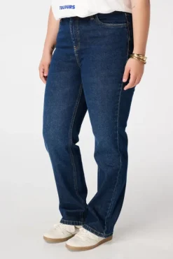Jean à jambe droite et taille moyenne
