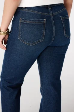 Jean à jambe droite et taille moyenne