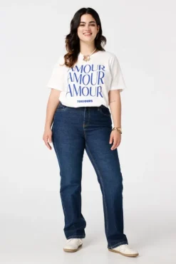 Jean à jambe droite et taille moyenne
