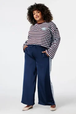 Pantalon avec détails en dentelle sur les côtés