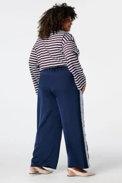 Pantalon avec détails en dentelle sur les côtés