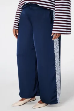 Pantalon avec détails en dentelle sur les côtés