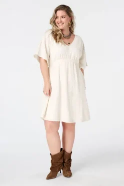 Robe courte à manches papillon