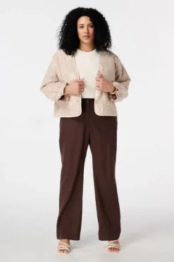 Veste avec fleurs brodées