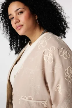 Veste avec fleurs brodées